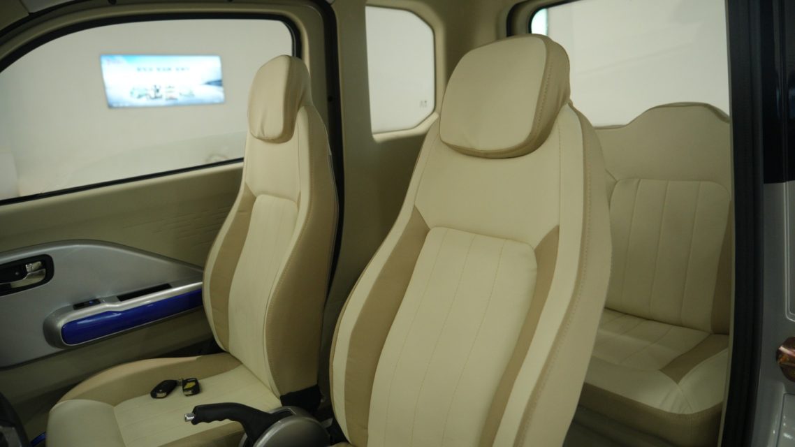 Komfort Sitze Zwei bequeme, helle Autositze in einem modernen Fahrzeuginterieur.