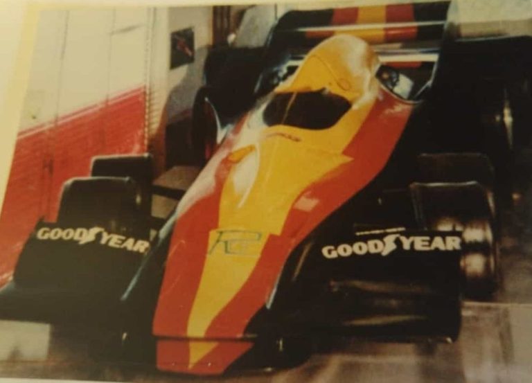 Formel-1-Prototyp Ein stilisierter Formel-1-Rennwagen in leuchtendem Rot.